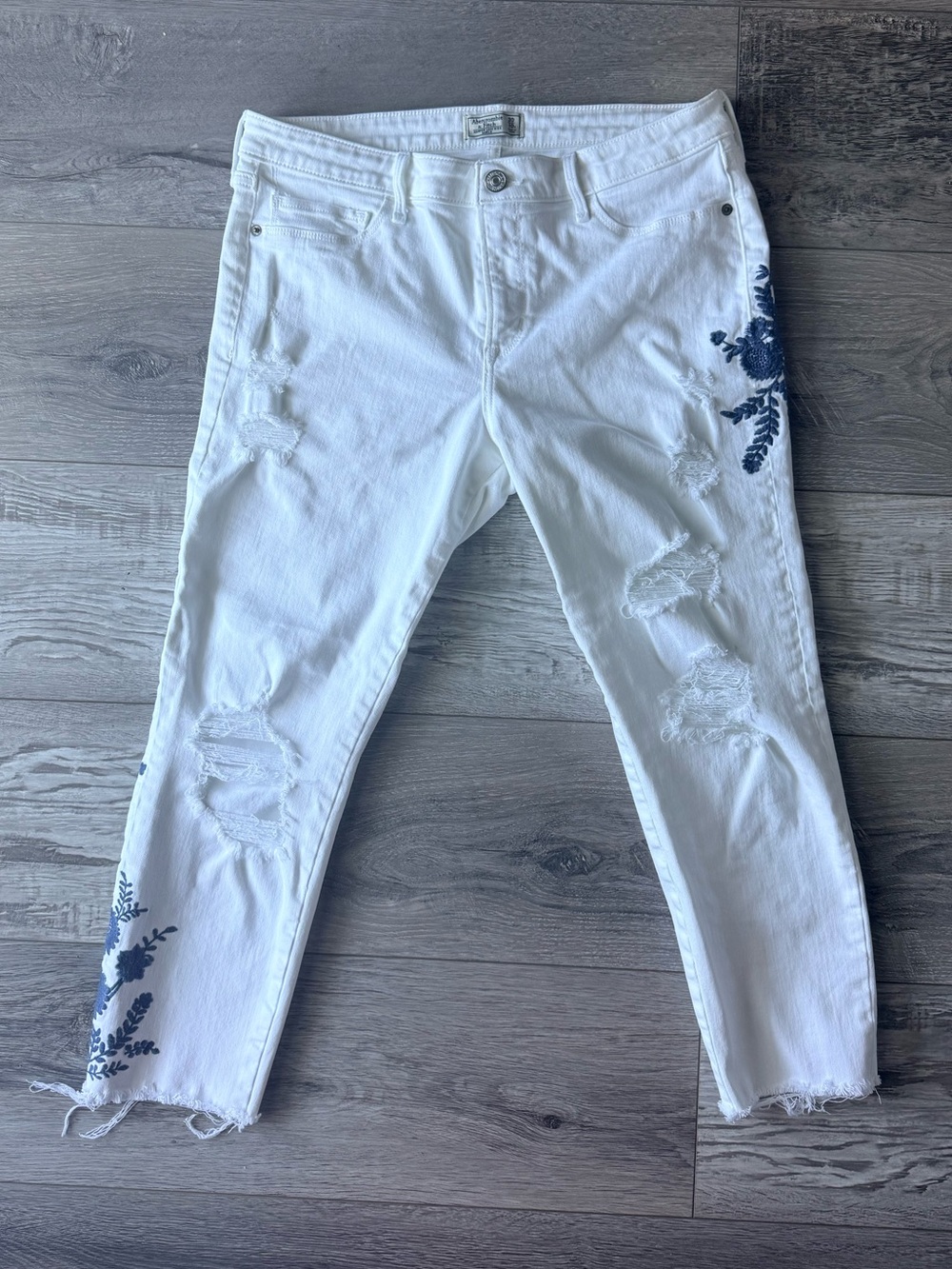 A&F Harper Low Rise Ankle White Embroidered Distressed Jeans Size 30